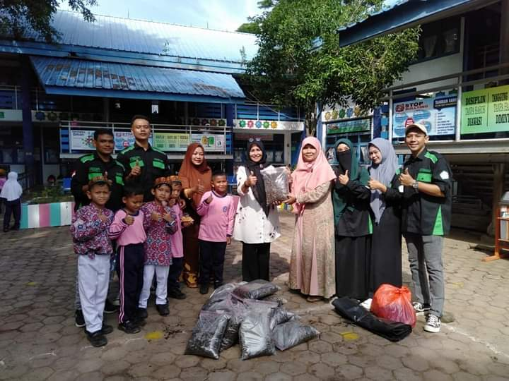 Pembuatan Kompos di Fasilitasi oleh Mahasiswa Universitas Abulyatama Aceh